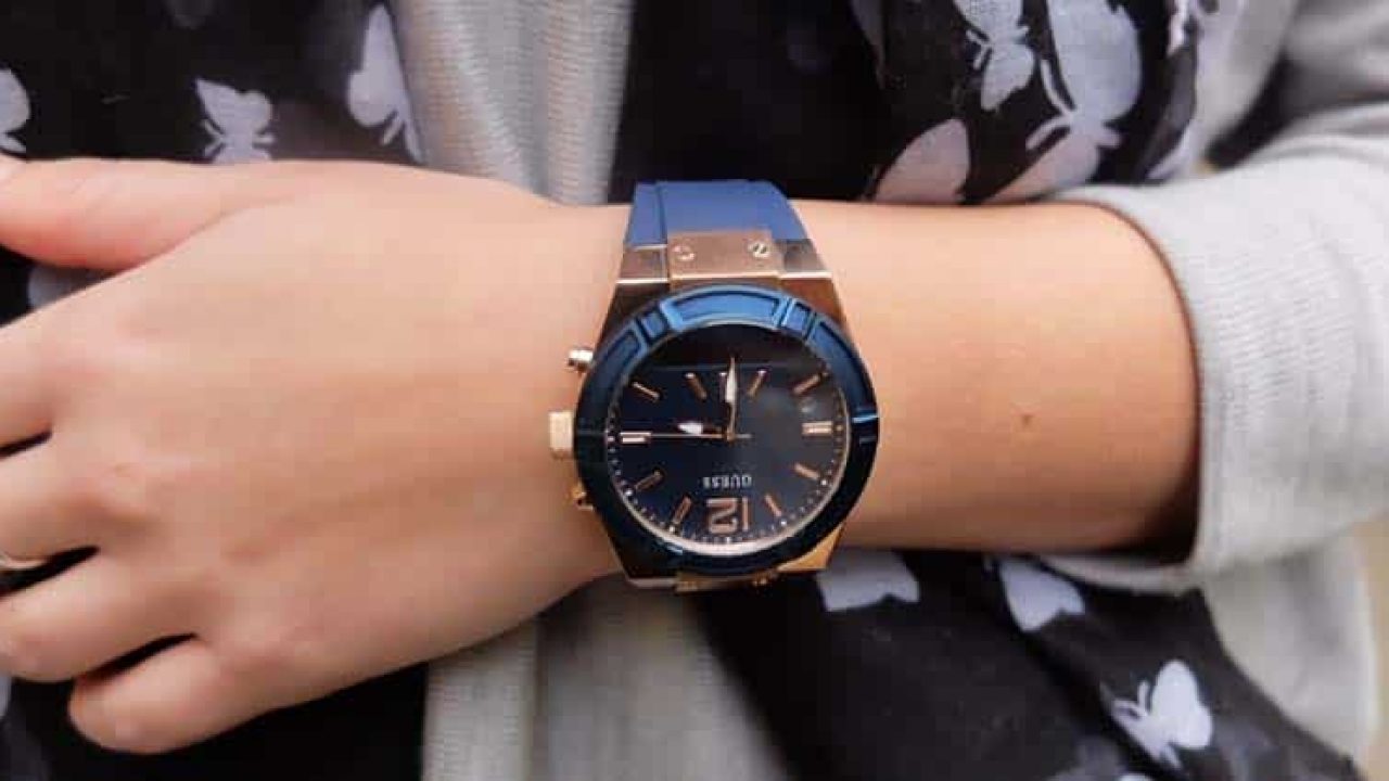guess men's smartwatch